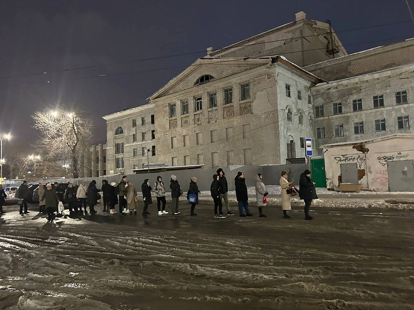 Жители Саратова проводят вечера в очереди на маршрутку