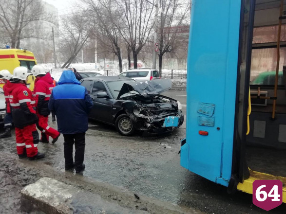 В Саратове водитель легковушки протаранил троллейбус и попал в больницу
