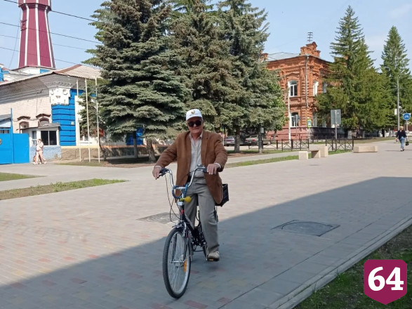 Саратовские пенсионеры продлевают активную жизнь с помощью самокатов
