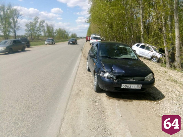 Иномарка влетела в дерево в массовом ДТП под Саратовом