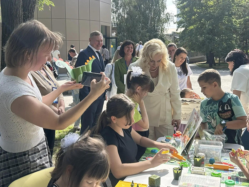 Библиотека «Заряжайка» начала работу в Детском парке Саратова