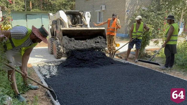 В поселке под Энгельсом благоустраивают дворы
