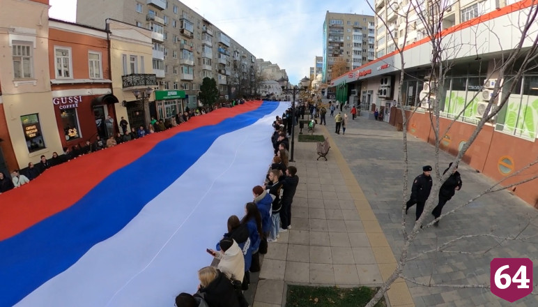 В Саратове и Энгельсе разворачивали 60-метровые триколоры