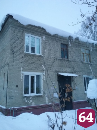 Саратовцы с опаской заходят в дом с ледяными глыбами на крыше