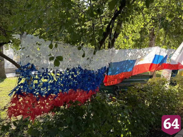 На праздновании Дня города в Энгельсе угощают салом и победными блинчиками