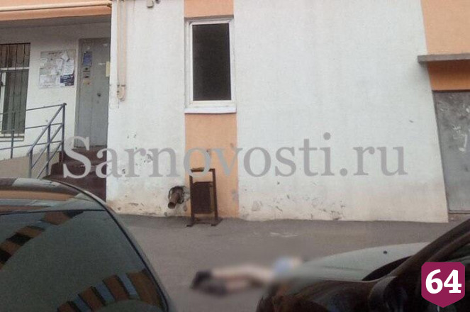 В Саратове мужчина выпал из окна и погиб