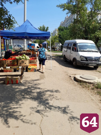 В Энгельсе торговцы овощами перекрыли тротуар