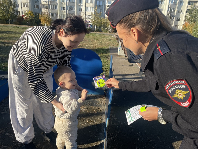 Автоинспекторы дарили жителям Саратова световозвращатели
