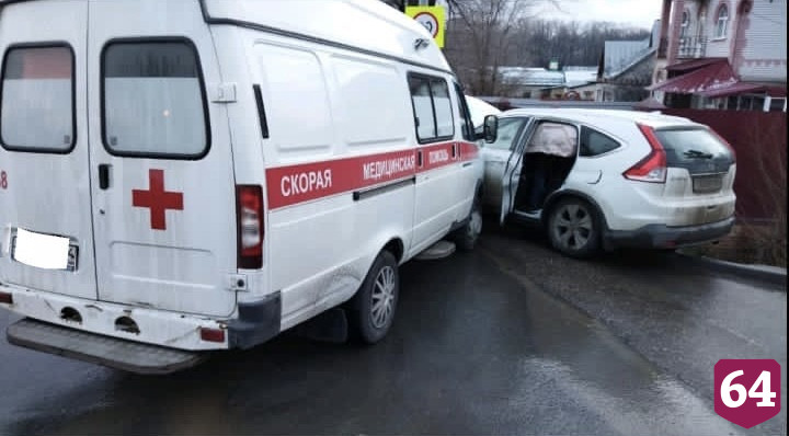 В столкновении иномарки со «скорой» ранены три женщины