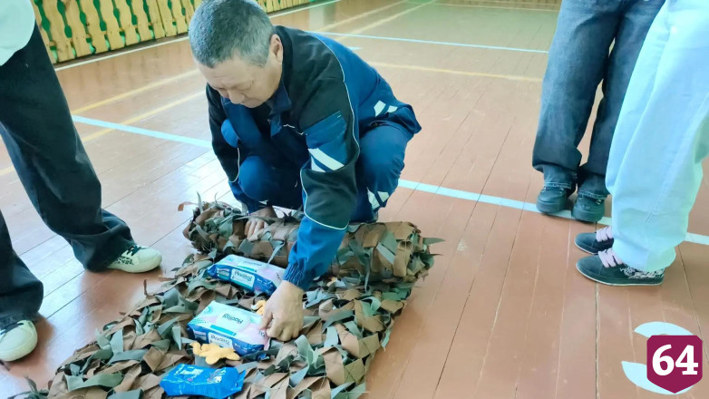Жители саратовского села сплели 350-ю маскировочную сеть для фронта