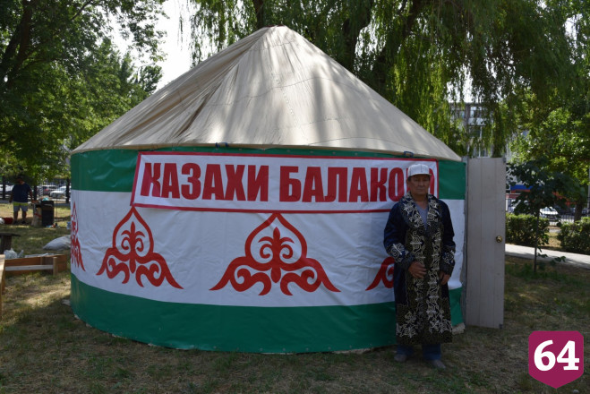 Клубничная принцесса возглавила шествие фестиваля под Саратовом