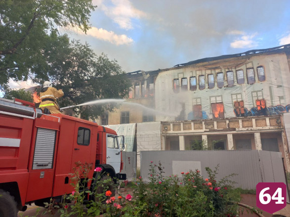 Горевший в Энгельсе Дом офицеров частично обрушился