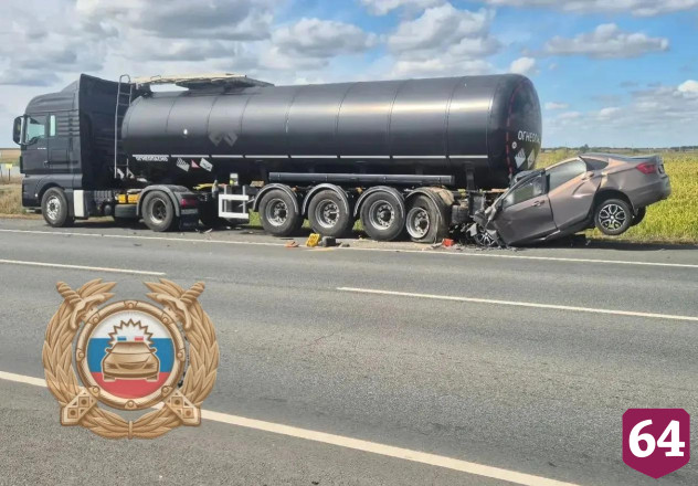 В Саратовской области водитель «Весты» протаранил автоцистерну и погиб