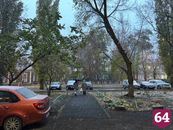 В Саратове с первым снегом возникли проблемы с движением
