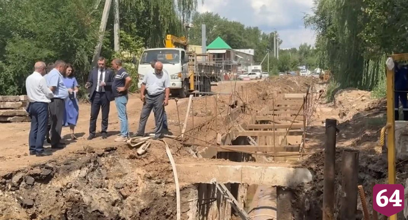 В Энгельсе продолжается ремонт самотечного коллектора
