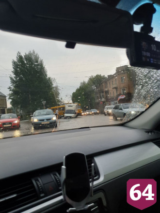 В Саратове автомобили утонули после проливного дождя