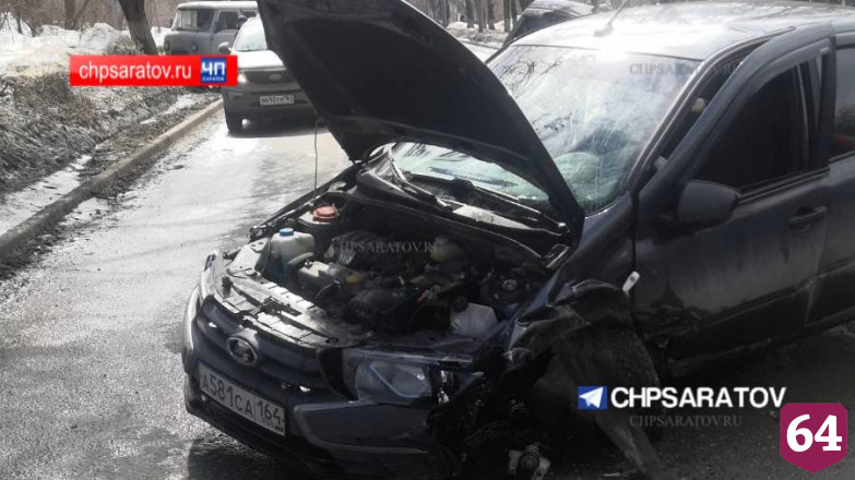 В аварии с «буханкой» в Саратове покалечилась женщина