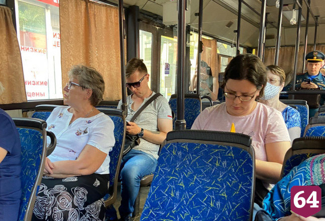 Жители Саратова не надевают маски в общественном транспорте