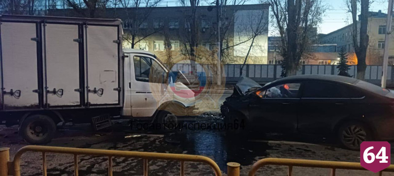 Три человека травмировались в аварии с «Газелью» в Саратове