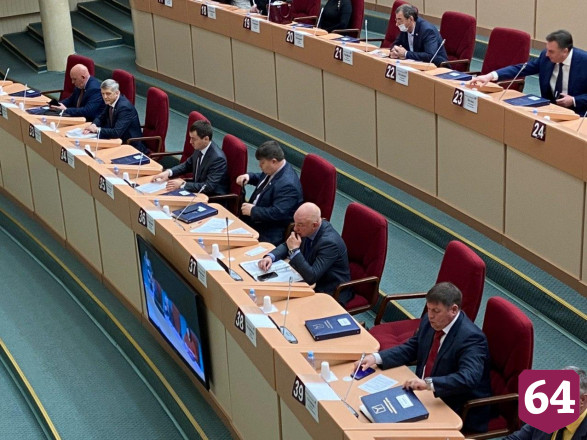 Депутаты думы Саратова пришли на заседание в масках 