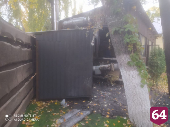 Утром саратовские пожарные тушили рестобар 