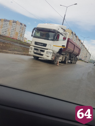 В Саратове выгрузили тонны щебня на новый асфальт