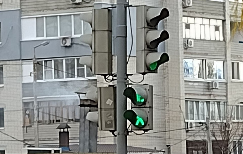 Жительница Саратова предупредила об опасном светофоре 