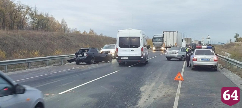 Массовая авария затруднила движение на саратовской трассе