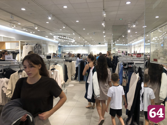 Саратовцы выстроились в очереди на распродаже H&M перед уходом из России 
