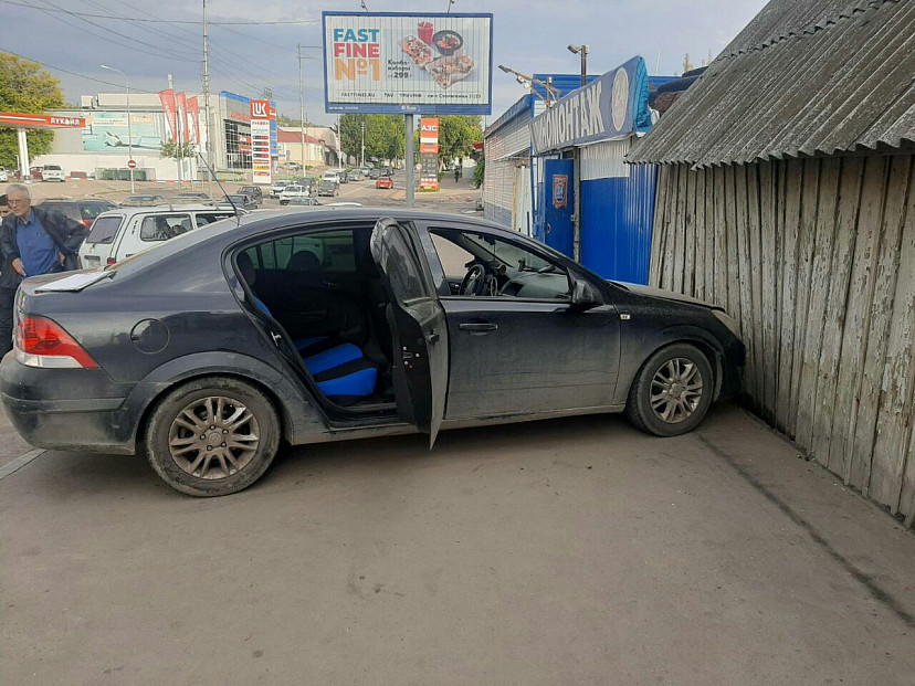 В Саратове «Опель» с умершим водителем протаранил «Мазду»