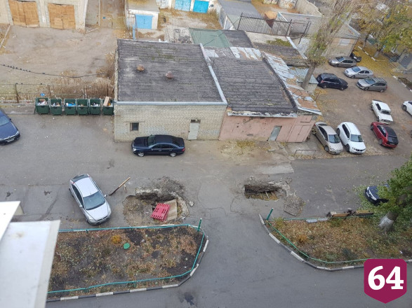 Жители пожаловались на опасные ямы в центре Саратова