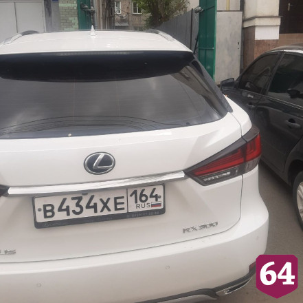 В Саратове автоледи на «Лексусе» заблокировала проезд аварийной службе