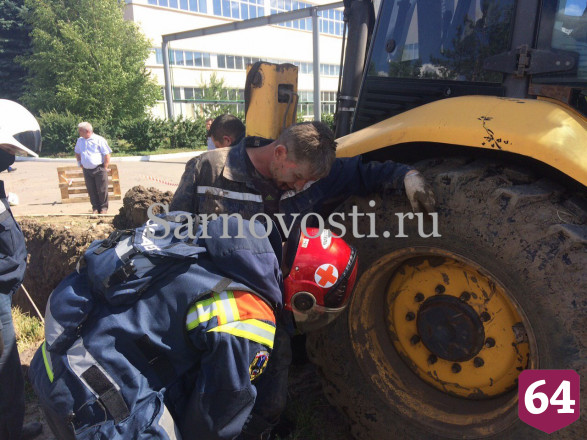В Саратове рабочего завалило землей в траншее