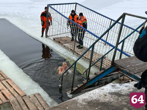 Саратовские моржи начали крещенские купания досрочно