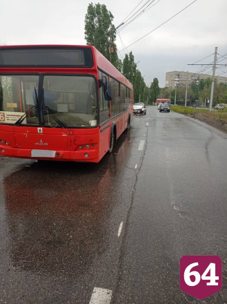 В Саратове водитель легковушки пострадал в ДТП с автобусом № 6