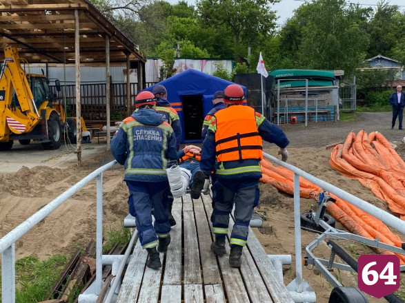 В Саратове спасатели тренировались убирать нефтяные пятна на Волге