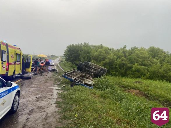 Под Саратовом в ДТП с грузовиком погибла женщина