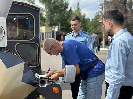 В парке Победы и на набережной паровозики нелегально катали детей 