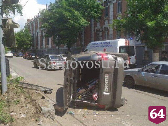 В центре Саратова опрокинулась иномарка с двумя детьми