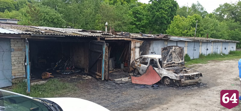 Три гаража и автомобиль огонь уничтожил ночью под Саратовом