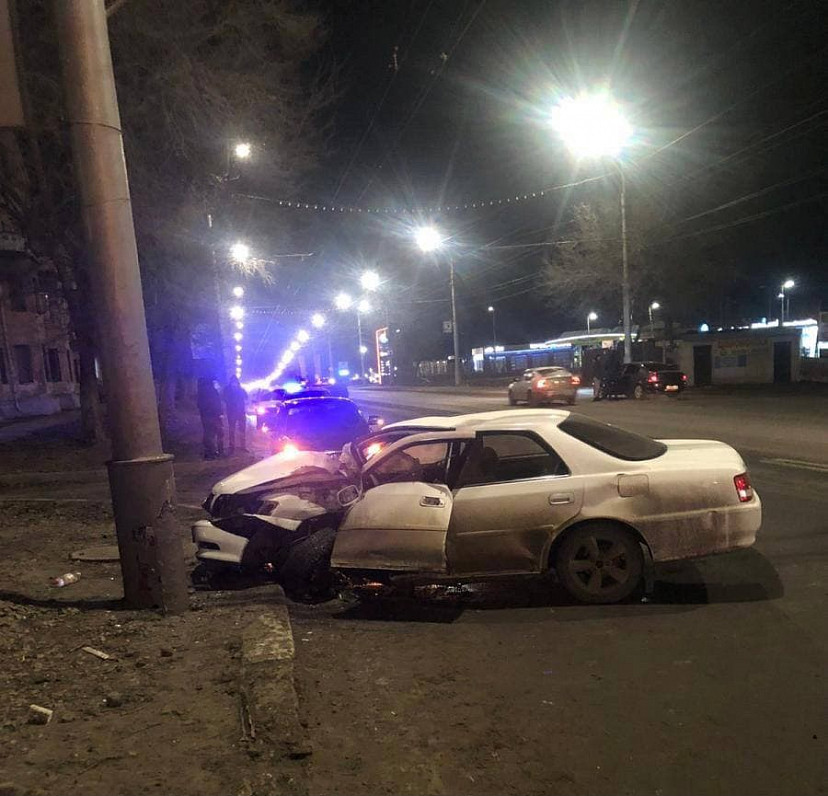 Водитель «Тойоты» протаранил столб и попал в больницу