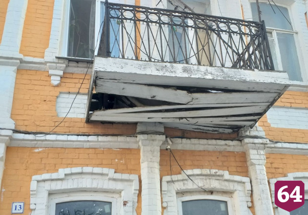 Жители опасаются обрушения балкона в центре Саратова 