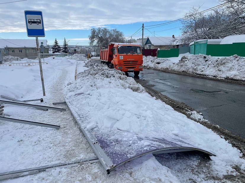В Саратове завели уголовное дело после падения остановки на женщину 