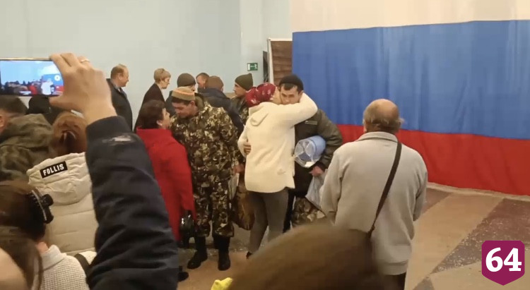 Под Саратовом мобилизованных проводили с теплой одеждой и спальниками 
