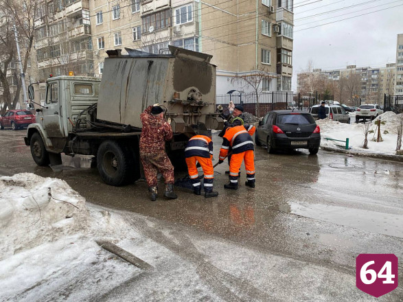 Саратовские чиновники объяснили укладку асфальта в снег