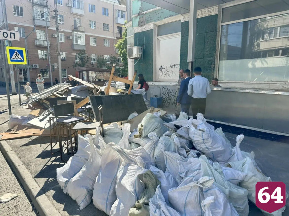 В центре Саратова тротуар завалили строительным мусором 