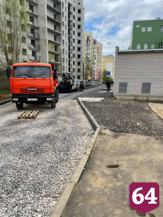 В Саратове асфальтируют дорогу к новой поликлинике
