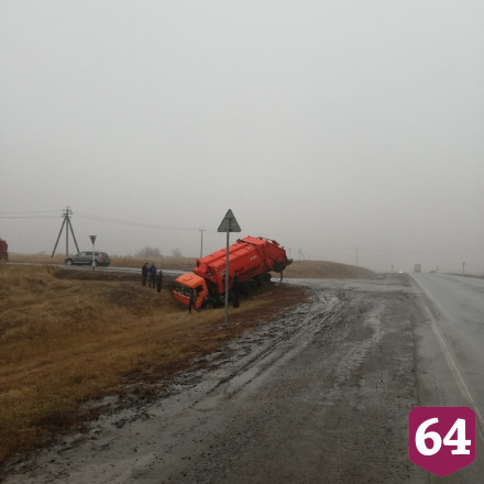 В туман на окраине Саратова мусоровоз улетел в кювет