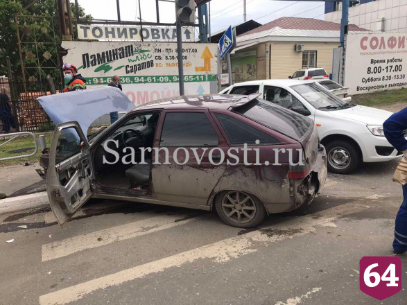 В Саратове легковушку отбросило на дорожный знак после ДТП
