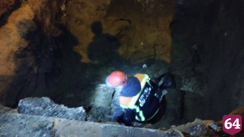 Саратовские спасатели вытащили упавшего в яму мотоциклиста
